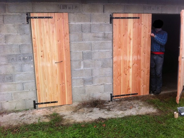 En pluis de la terrasse, nous avons également conçu et fabriqué ces portes