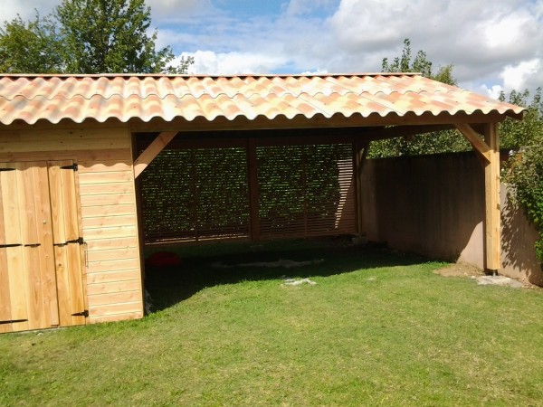 Carport avec arrière en brise vue